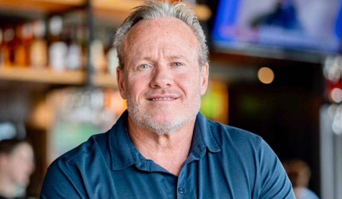 Smith's journey in the restaurant industry began with Claim Jumper Restaurants, where he ascended through various roles over his 26 years with the brand, culminating as Vice President of Operations.