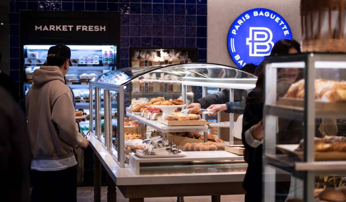 Paris Baguette dining room.