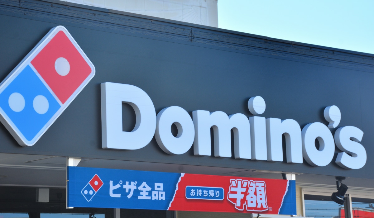 Domino's signage in Japan.
