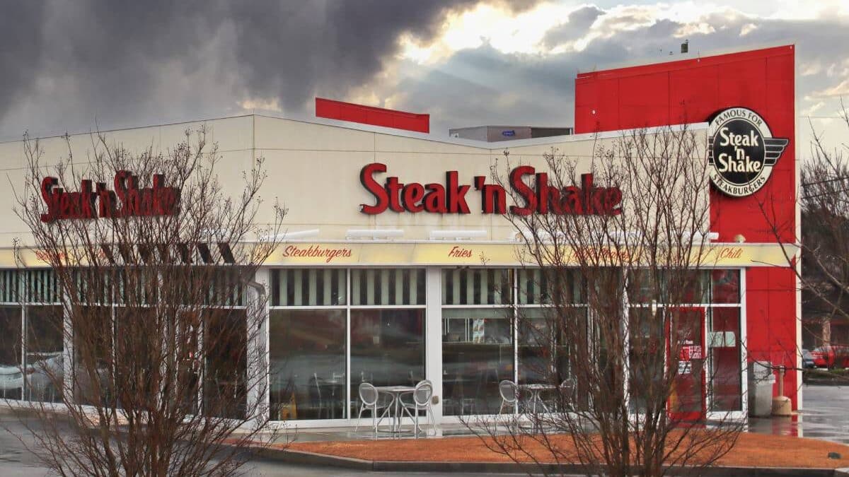 Steak ‘n Shake location outside.